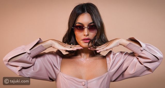 كارن وازن بإطلالة تدمج بين الكلاسيكية والطابع الرياضي