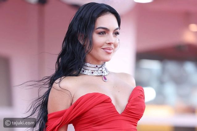 جورجينا تطل على متابعيها بإطلالة رياضية من مدينة العُلا