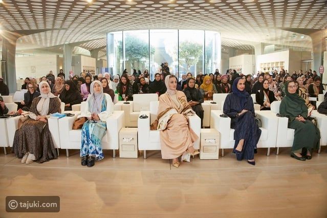 الشيخة موزا بإطلالة أنيقة بتوقيع فلسطيني- قطري في قمة "جدل"