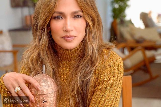 جينيفر لوبيز تشع أناقة بفستان أخضر لامع في أحدث ظهور