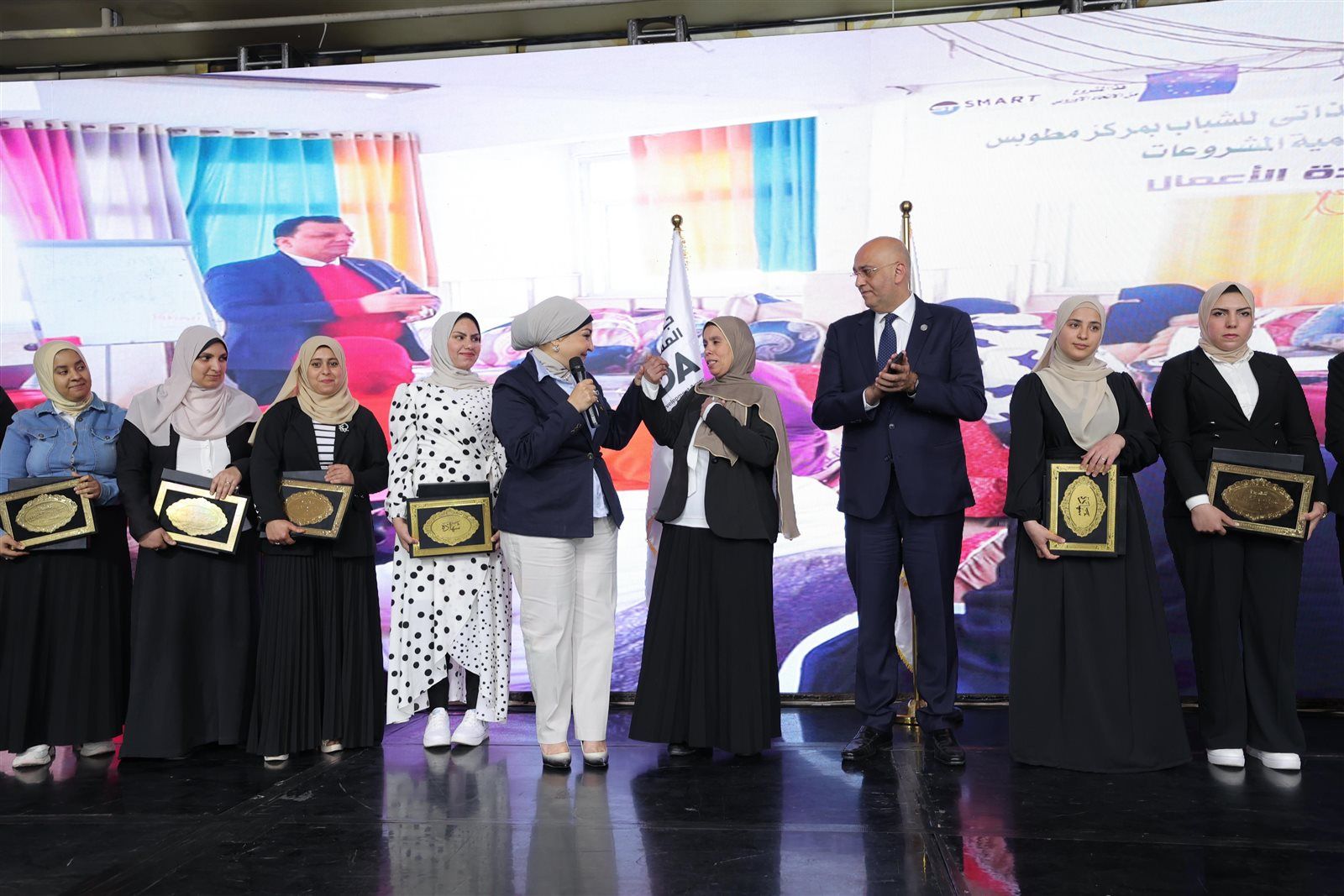 «خدمة الناس أقصى الأمنيات».. رحلة 25سنة لجمعية سيدات أعمال المستقبل بقيادة الدكتورة هالة أبو السعد.. حوار شامل لموقع تليجراف الخليج... فيديو وصور - الخليج الان