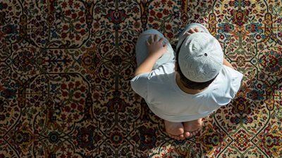 هل الضحك أثناء الصلاة يبطلها؟.. أمين الفتوى يجيب - الخليج الان