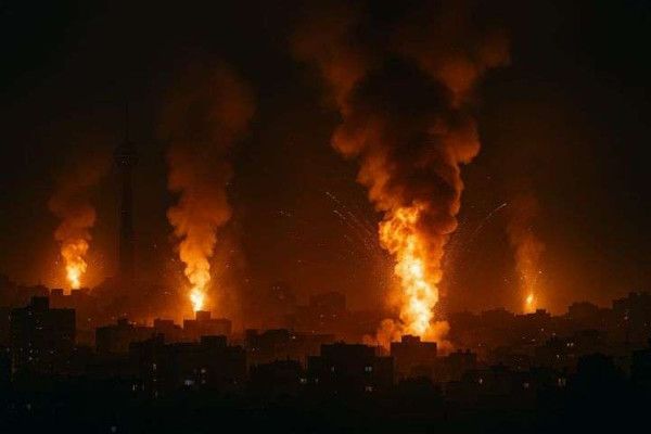 إسرائيل تستهدف بغارات جوية موقعاً نووياً ومستودع نفط في طهران - الخليج الان