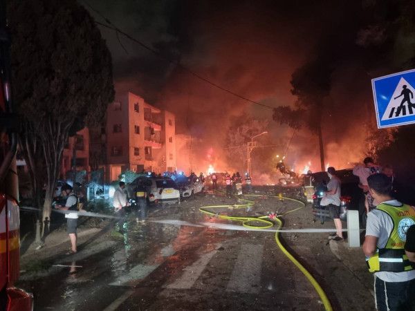 ليلة مشتعلة.. عشرات الصواريخ الإيرانية تضرب إسرائيل وحرائق في حيفا وتل أبيب (فيديو) - الخليج الان