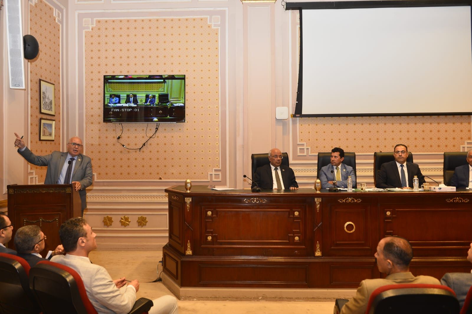 وزير الشباب أمام البرلمان :أمامنا مسارين بشأن ملف العاملين بمحاضر مجالس إدارة مراكز الشباب والأندية - الخليج الان