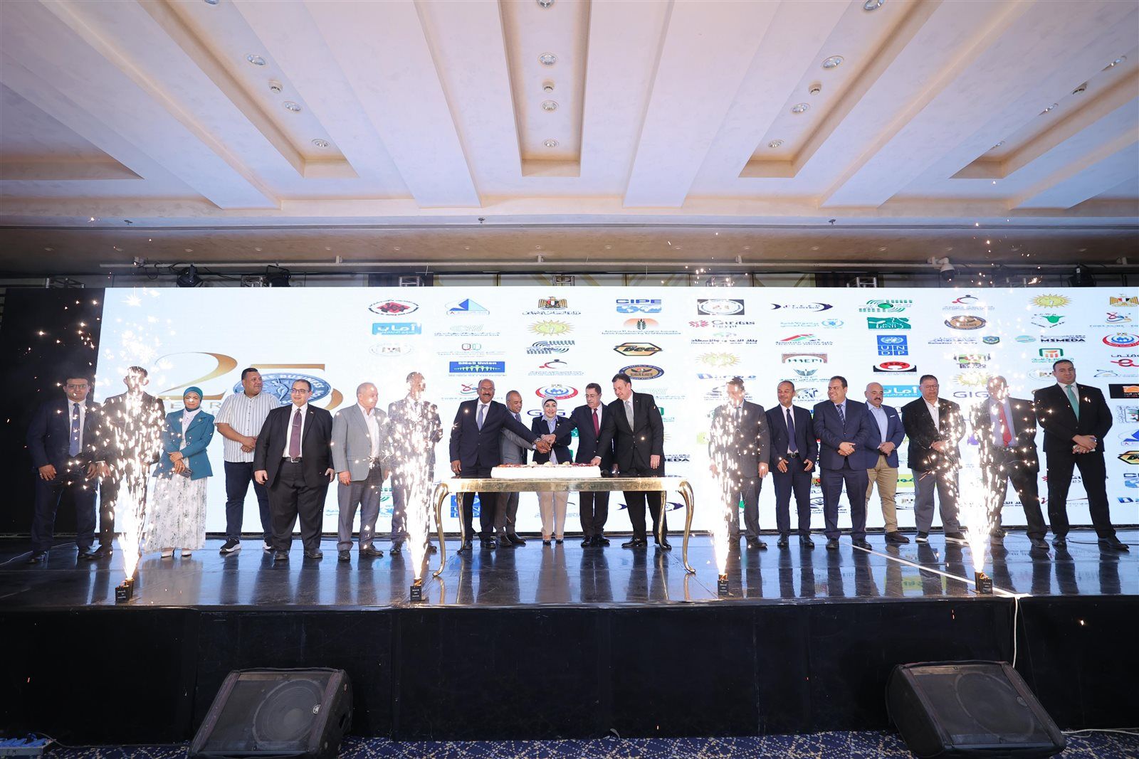 «خدمة الناس أقصى الأمنيات».. رحلة 25سنة لجمعية سيدات أعمال المستقبل بقيادة الدكتورة هالة أبو السعد.. حوار شامل لموقع تليجراف الخليج... فيديو وصور - الخليج الان