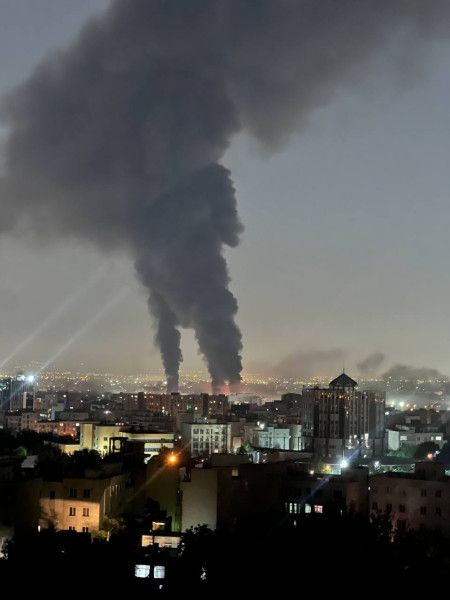 (صور وفيديو) ..انفجارات وحرائق قرب مطار مهرآباد في طهران - موقع الخليج الان