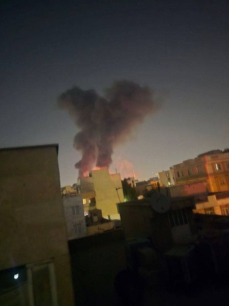 (صور وفيديو) ..انفجارات وحرائق قرب مطار مهرآباد في طهران - موقع الخليج الان