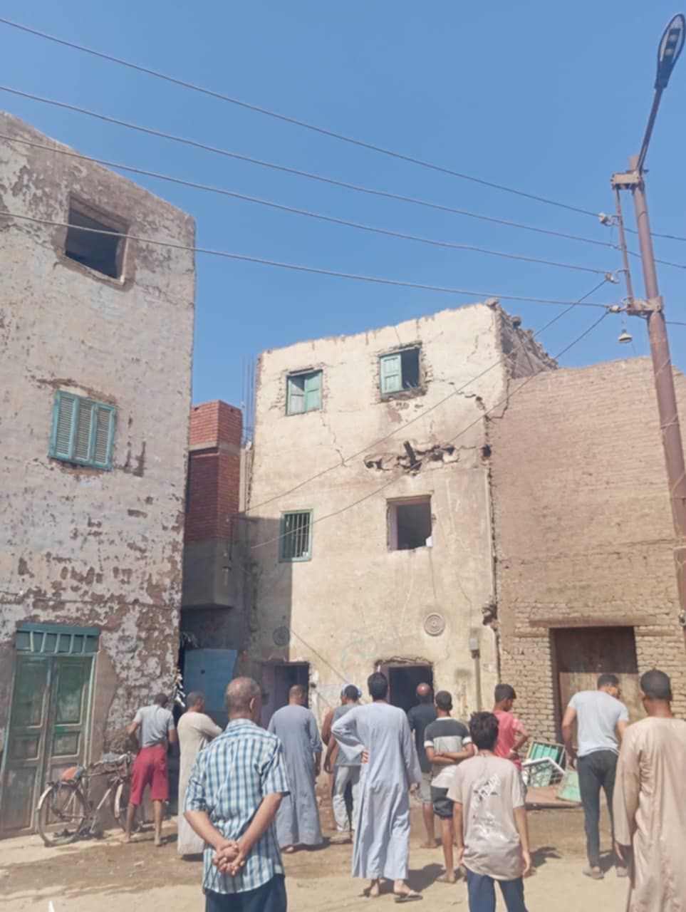 انهيار منزل بدندرة .. وجهود مكثفة لانتشال فتاة محتجزة تحت الأنقاض في قنا - الخليج الان