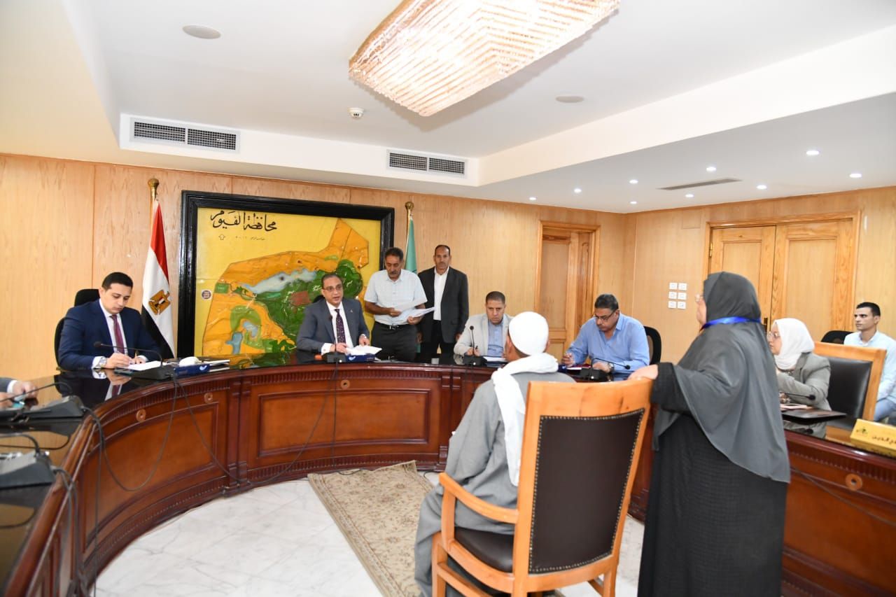 محافظ الفيوم يوجه بتوفير مساعدات مالية ومعاشات للحالات الأولى بالرعاية - الخليج الان