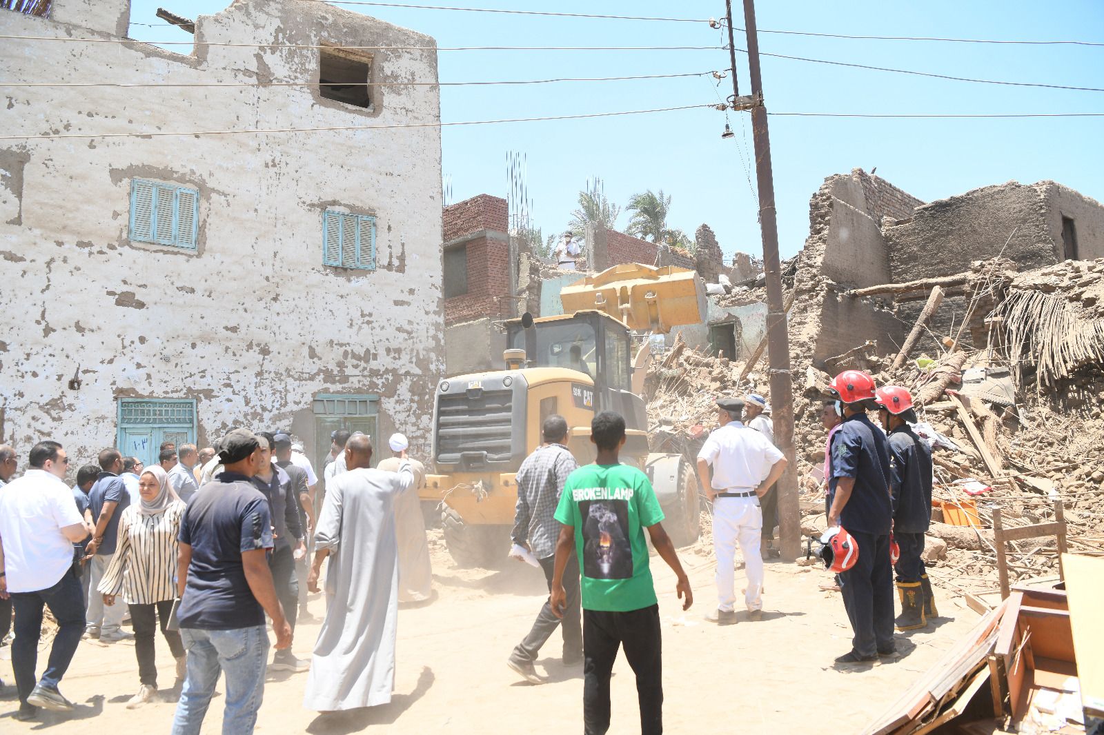 محافظ قنا يشرف على استخراج جثمان طفلة من تحت الأنقاض بعد انهيار منزلها بدندرة.. صور - الخليج الان