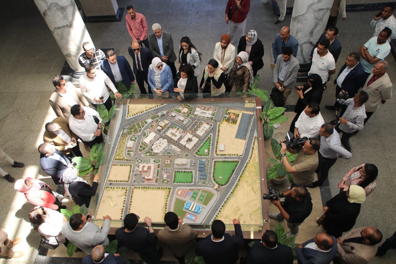 نائب محافظ قنا يشارك في زيارة ميدانية لتفقد تجربة التحول الرقمي بالوادي الجديد - الخليج الان