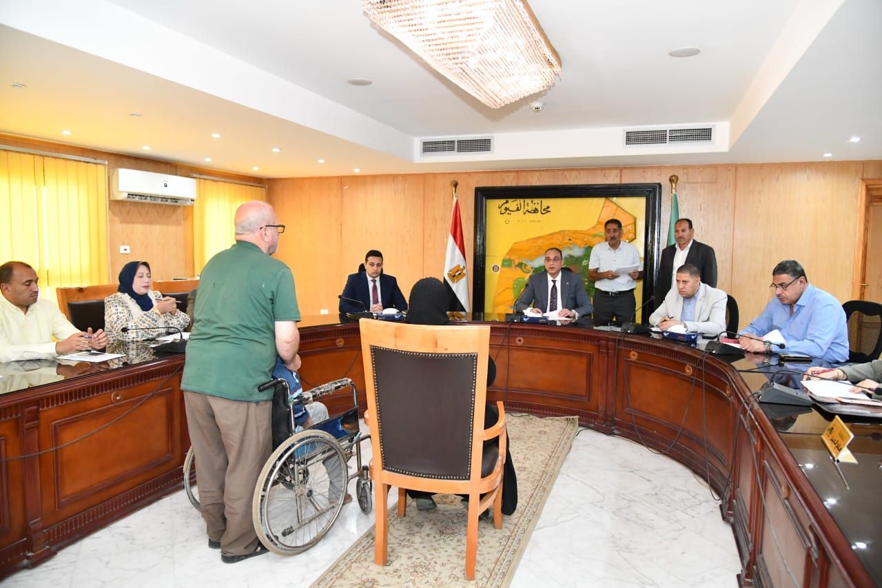 محافظ الفيوم يوجه بتوفير مساعدات مالية ومعاشات للحالات الأولى بالرعاية - الخليج الان