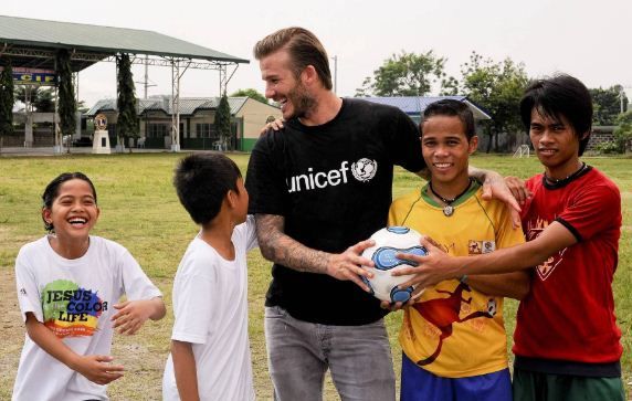 مشاهير في خدمة الإنسانية.. نجوم يضيئون حياة الفقراء والضحايا حول العالم - الخليج الان