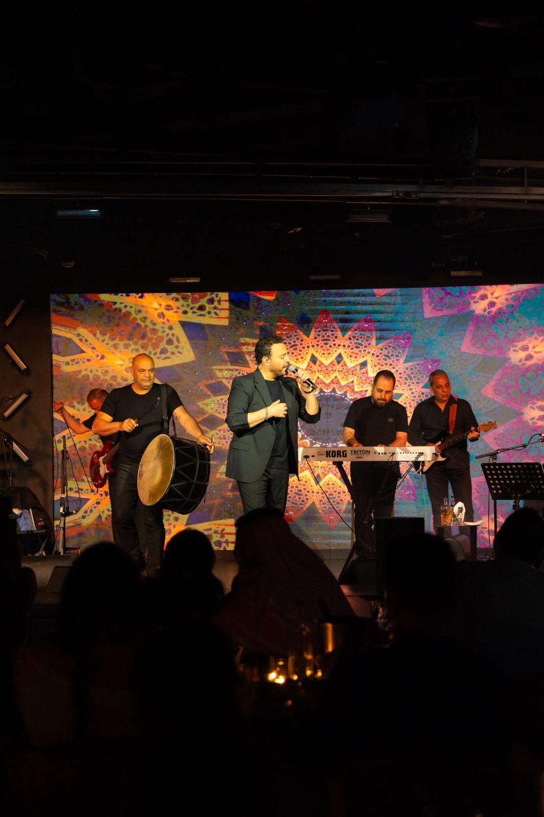 عاصي الحلاني يُشعل أجواء البحرين بـ حفلين متتاليين| صور - الخليج الان