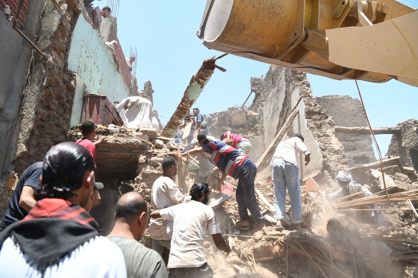 محافظ قنا يشرف على استخراج جثمان طفلة من تحت الأنقاض بعد انهيار منزلها بدندرة.. صور - الخليج الان