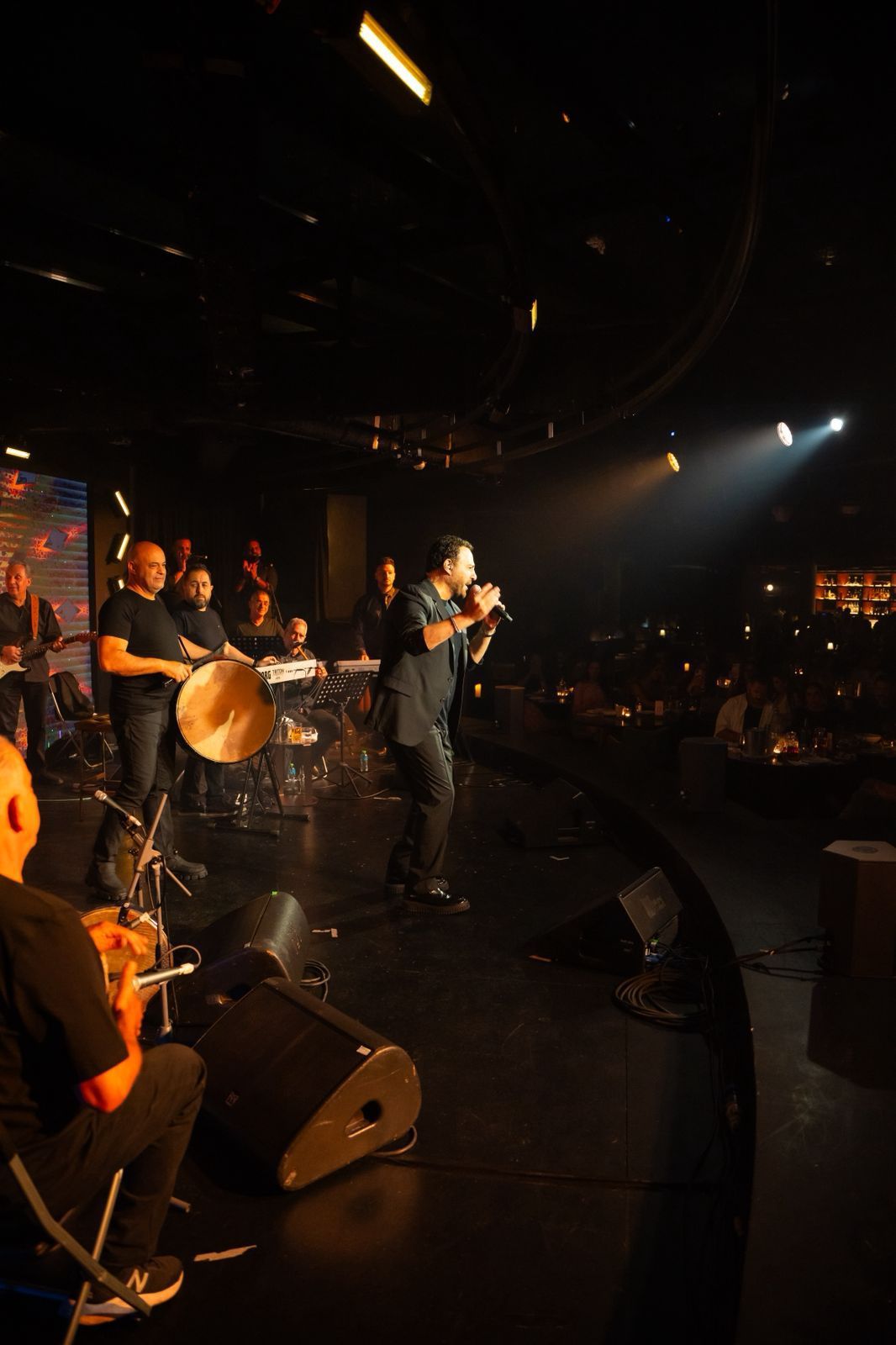 عاصي الحلاني يُشعل أجواء البحرين بـ حفلين متتاليين| صور - الخليج الان