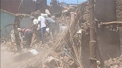 محافظ قنا يشرف على استخراج جثمان طفلة من تحت الأنقاض بعد انهيار منزلها بدندرة.. صور - الخليج الان