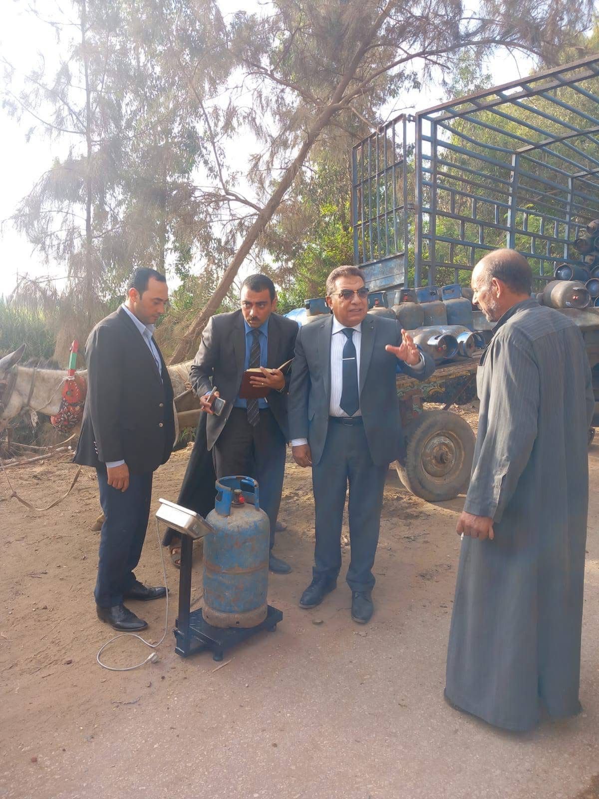 محافظ الدقهلية يفاجئ سيارات أنابيب البوتاجاز بقرى دكرنس للتأكد من مطابقة الأوزان - الخليج الان