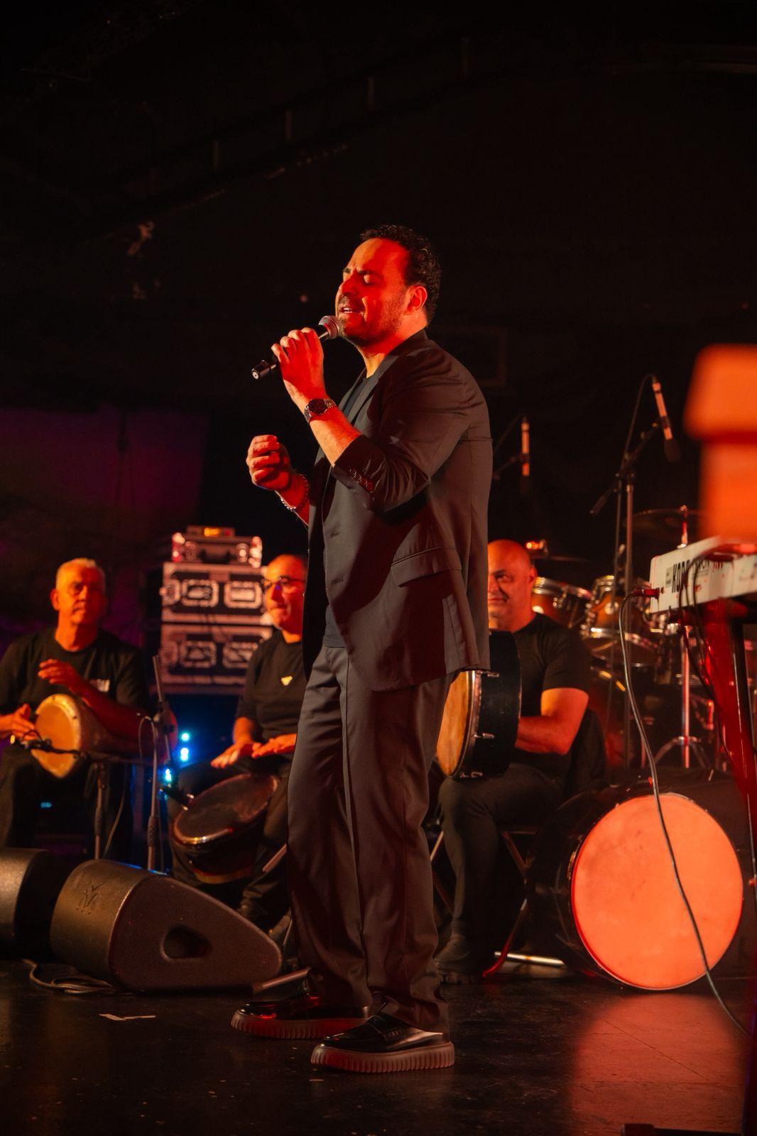 عاصي الحلاني يُشعل أجواء البحرين بـ حفلين متتاليين| صور - الخليج الان