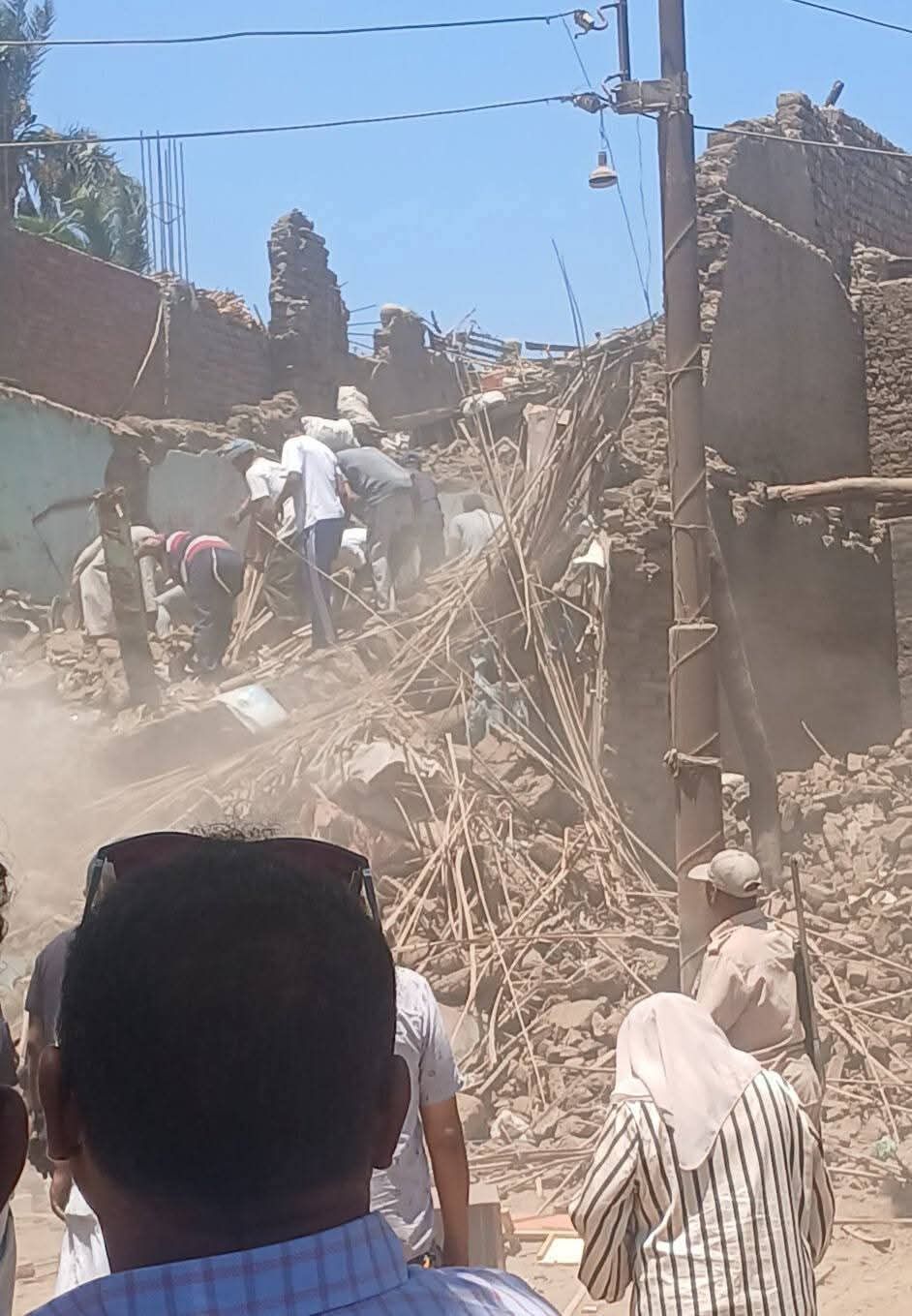 مأساة في دندرة.. مصرع طالبة تحت أنقاض منزل منهار بقنا - الخليج الان