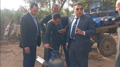 محافظ الدقهلية يفاجئ سيارات أنابيب البوتاجاز بقرى دكرنس للتأكد من مطابقة الأوزان - الخليج الان