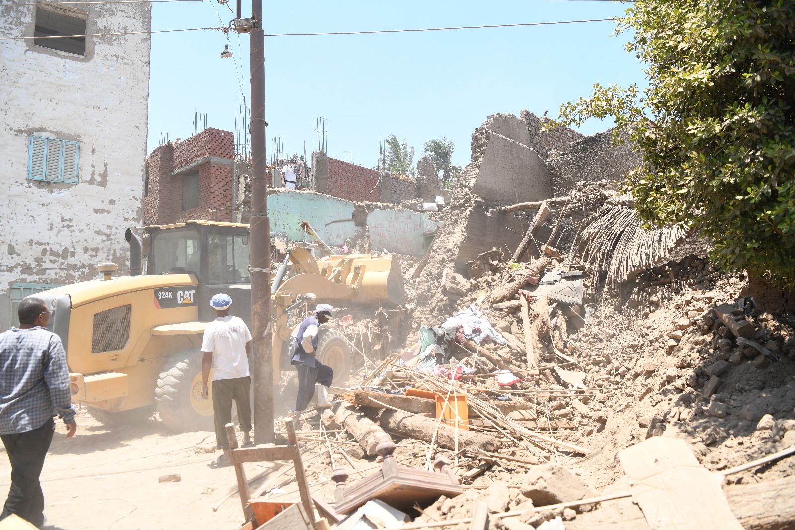 محافظ قنا يشرف على استخراج جثمان طفلة من تحت الأنقاض بعد انهيار منزلها بدندرة.. صور - الخليج الان