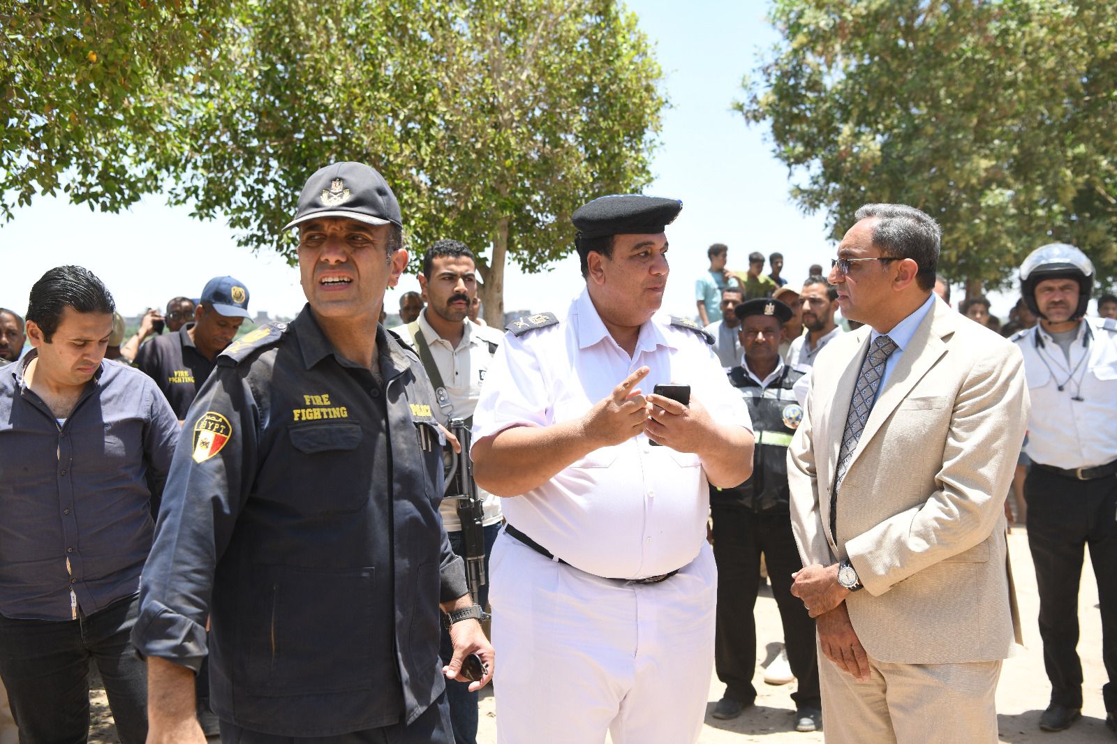 محافظ قنا يشرف على استخراج جثمان طفلة من تحت الأنقاض بعد انهيار منزلها بدندرة.. صور - الخليج الان