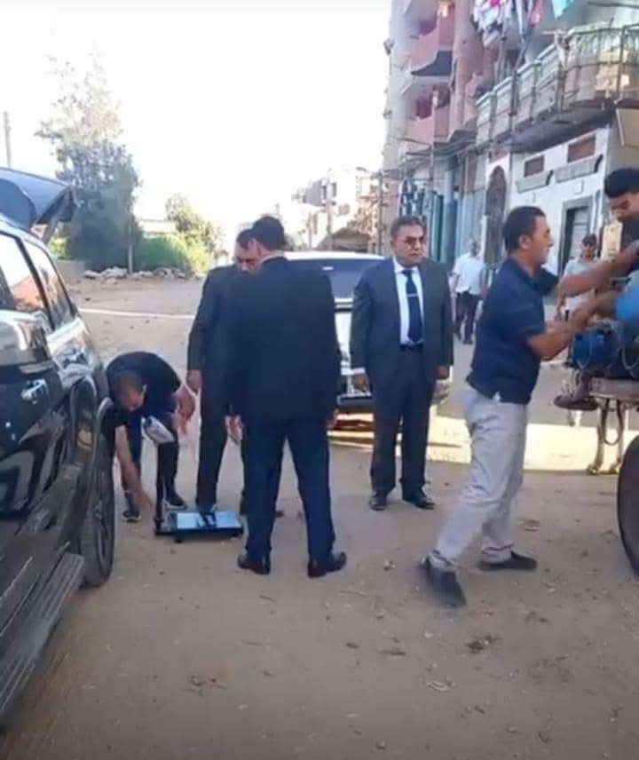 محافظ الدقهلية يفاجئ سيارات أنابيب البوتاجاز بقرى دكرنس للتأكد من مطابقة الأوزان - الخليج الان