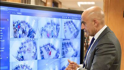 وزير التعليم يتابع امتحانات الثانوية العامة من خلال كاميرات المراقبة بغرفة عمليات الوزارة - الخليج الان