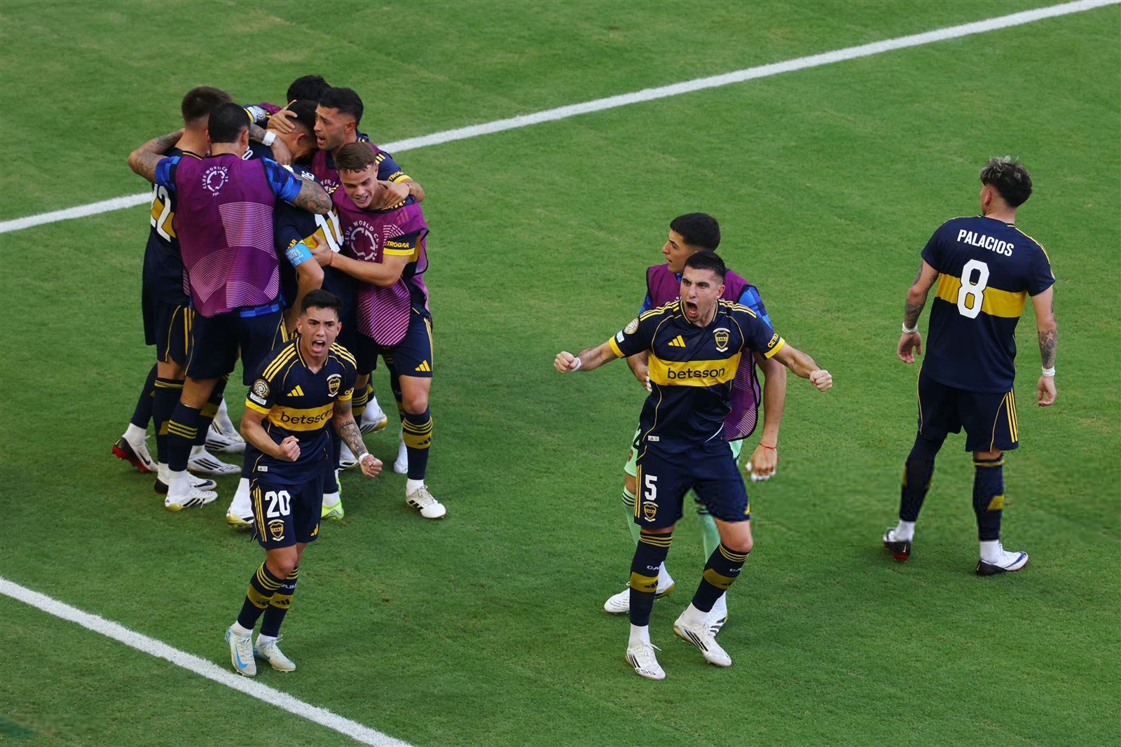 قمة مشتعلة: 3 حالات طرد و4 بطاقات صفراء في تعادل بنفيكا البرتغالي أمام بوكا جونيور الأرجنتيني (2/2) في كأس العالم للأندية - الخليج الان