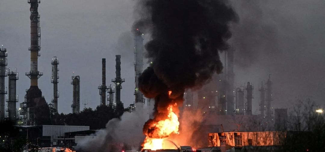 «بعد الهجوم الإيراني».. إغلاق جميع منشآت التكرير في حيفا ومقتل 3 إسرائيليين - الخليج الان