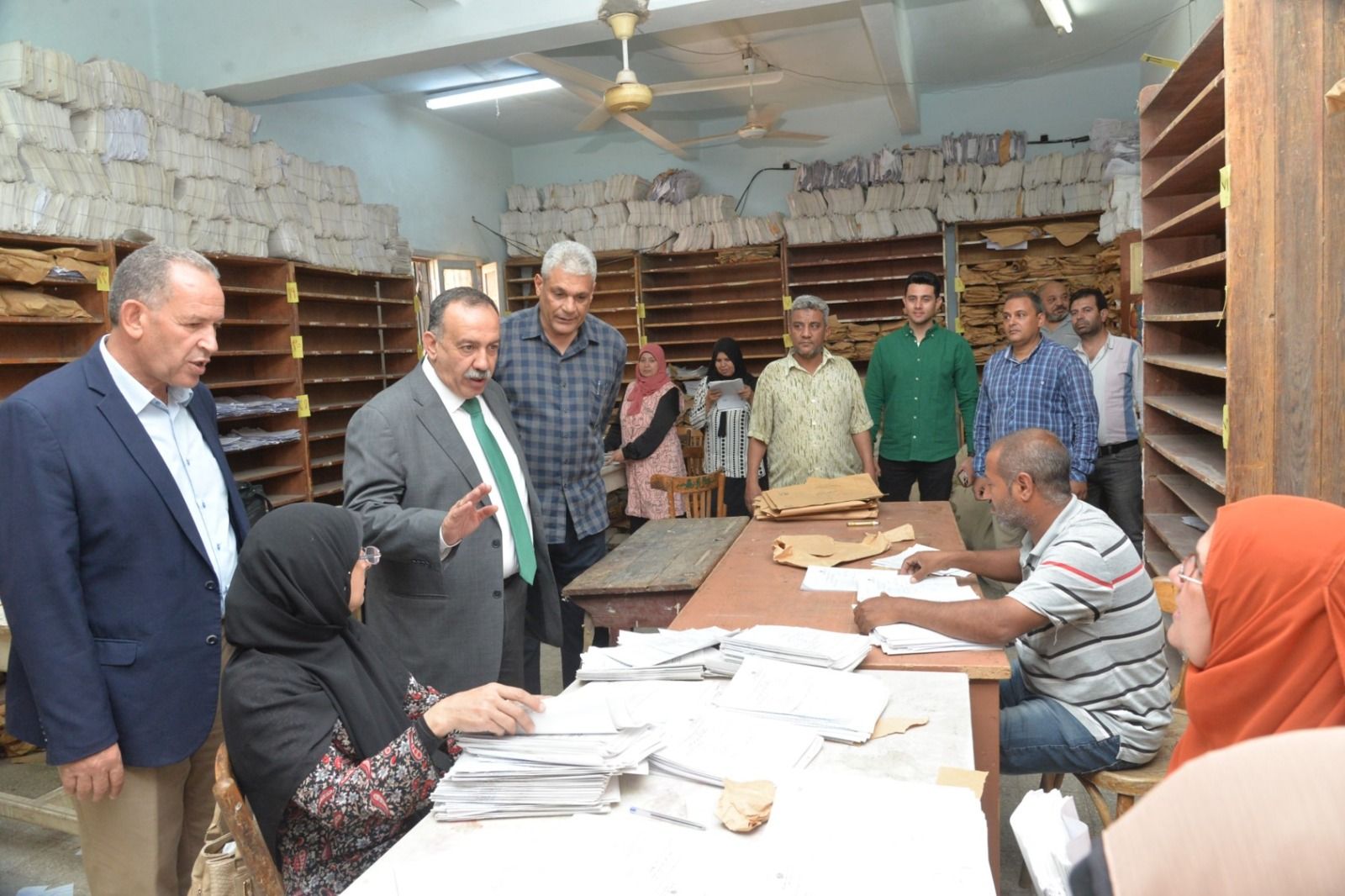 محافظ أسيوط يتفقد أعمال لجنة النظام والمراقبة إجراءات تصحيح ورصد الدرجات للشهادة الإعدادية - الخليج الان