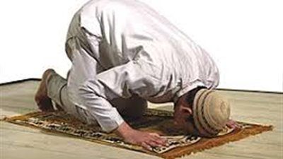 هل يجب إعادة الصلاة لمن يؤديها بسرعة؟.. دار الإفتاء تجيب - الخليج الان