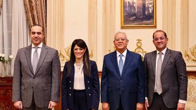 رئيس النواب يستقبل وزراء الشئون النيابية والتخطيط والمالية عقب الموافقة على 2026 - الخليج الان