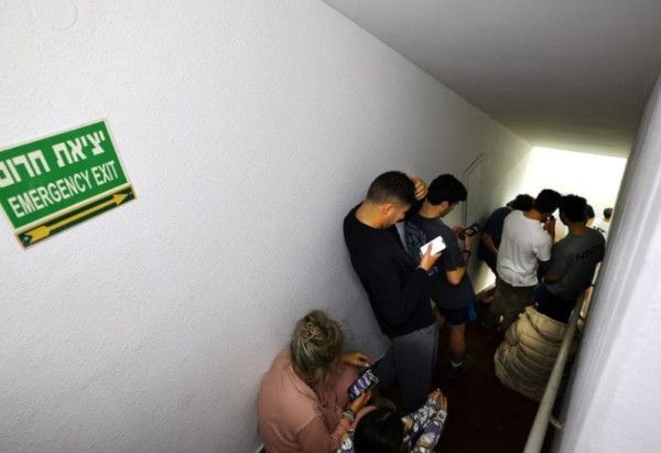 رسائل "مشبوهة" تُربك الإسرائيليين: "لا تذهبوا للملاجئ".. والجبهة الداخلية تحاول تهدئة الذعر - الخليج الان