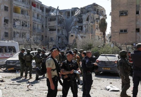 (هيئة البث الإسرائيلية): الشرطة أوقفت بث وسائل إعلام أجنبية من مواقع سقوط الصواريخ الإيرانية - الخليج الان