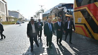 كامل الوزير يتفقد عدد 20 حافلة مرسيدس جديدة تم انتاجها محليا بالشركة المصرية - الخليج الان