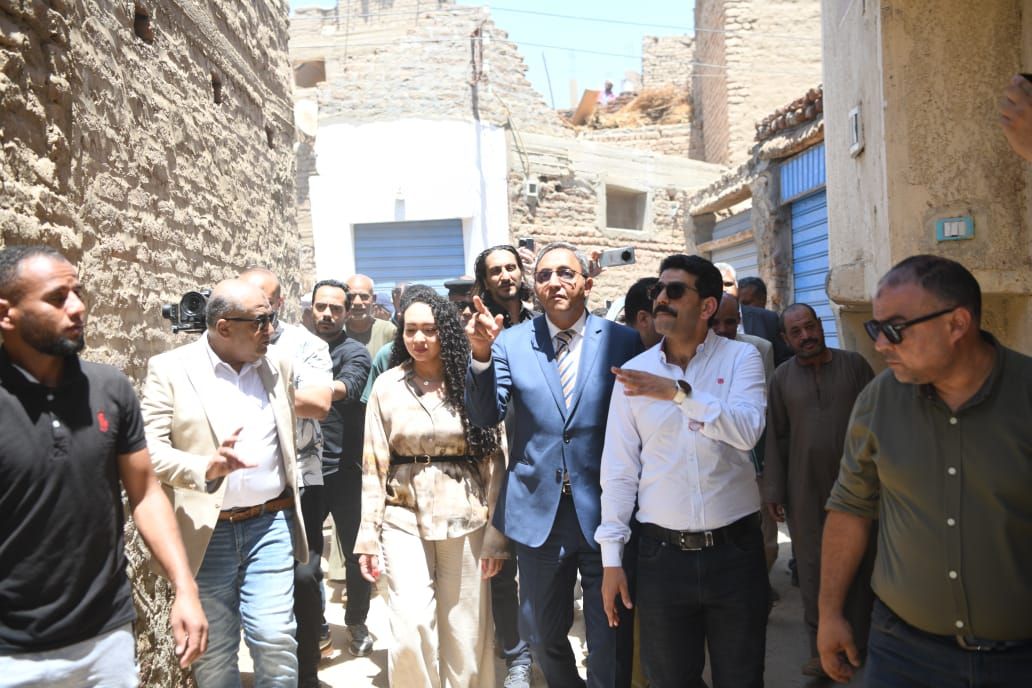 محافظ قنا يفتتح المرحلة الثامنة من مشروع "سترة" لتأهيل منازل الأسر الأولى بالرعاية بقوص - الخليج الان