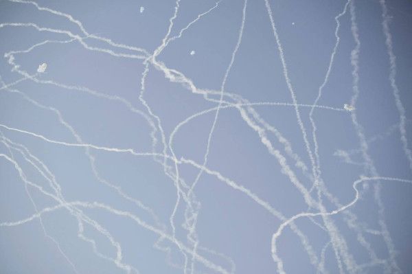 فيديو:رشقة إيرانية عنيفة تُصيب مستشفى سوروكا ومبنى البورصة وتخلّف إصابات ودماراً واسعاً بتل أبيب - الخليج الان