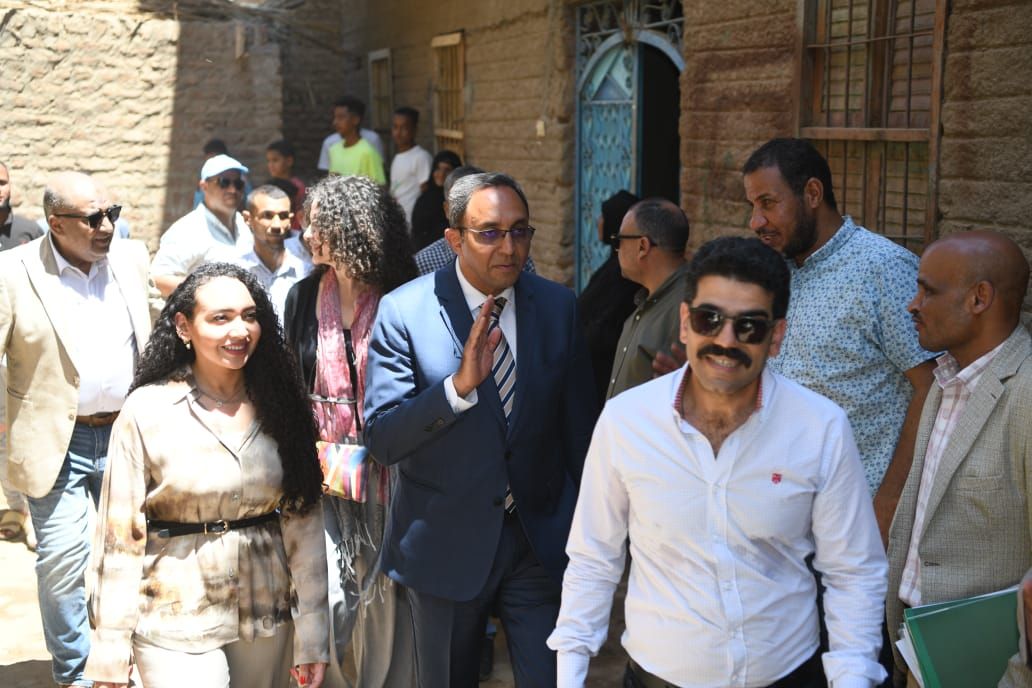 محافظ قنا يفتتح المرحلة الثامنة من مشروع "سترة" لتأهيل منازل الأسر الأولى بالرعاية بقوص - الخليج الان