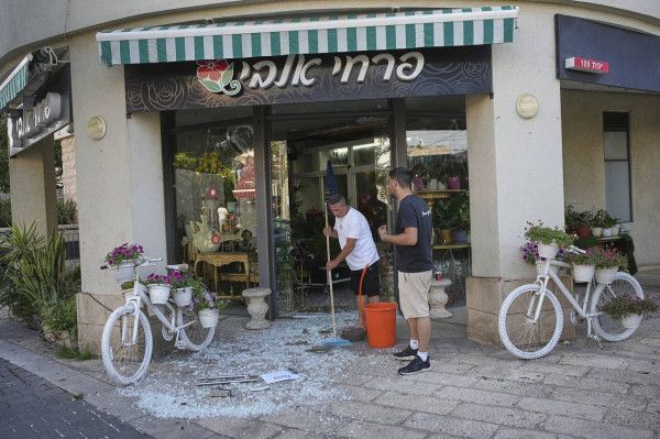 فيديو:رشقة إيرانية عنيفة تُصيب مستشفى سوروكا ومبنى البورصة وتخلّف إصابات ودماراً واسعاً بتل أبيب - الخليج الان