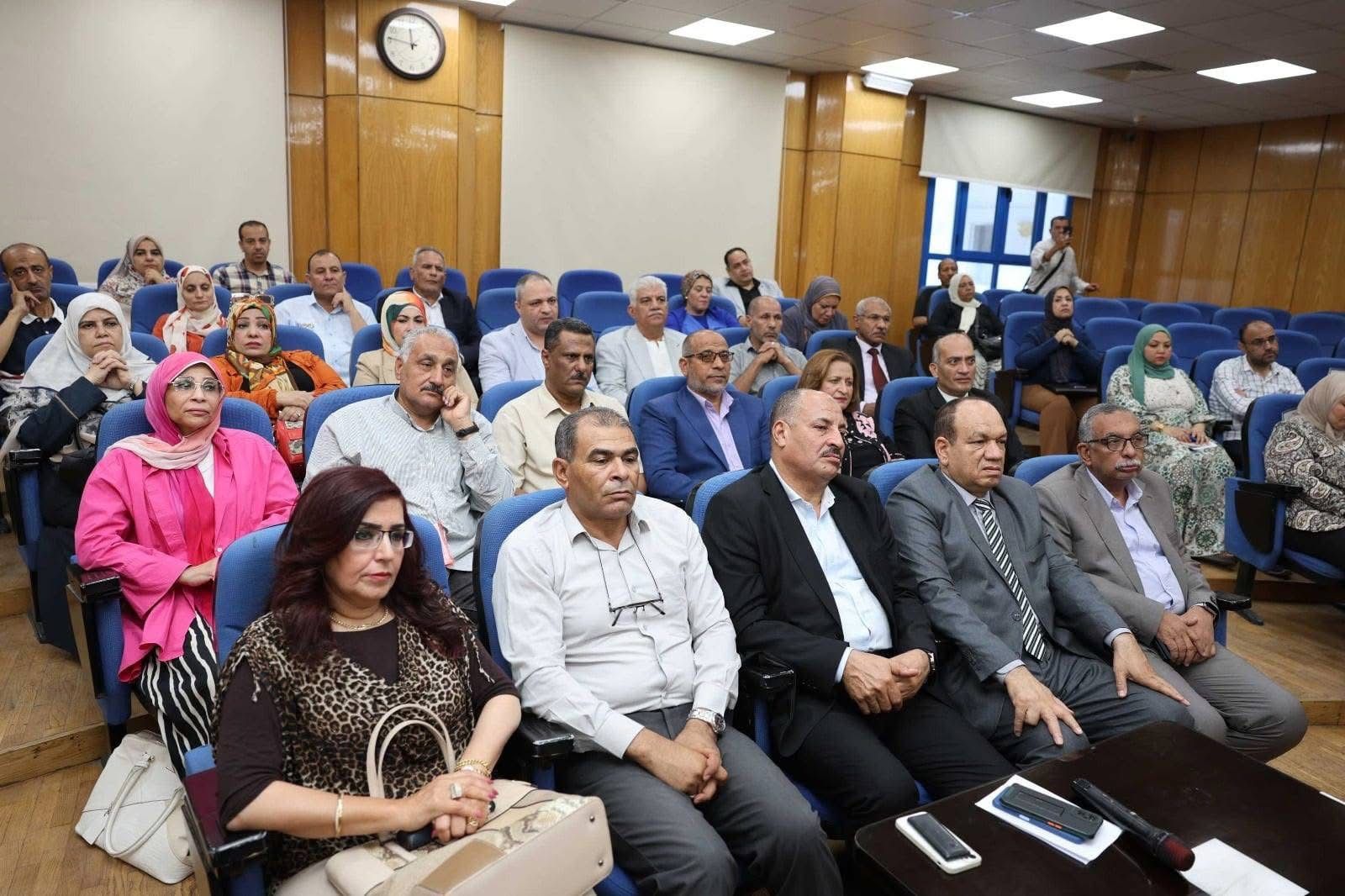 محافظ المنيا يعلن نتيجة الشهادة الإعدادية وسط أجواء من الفرحة.. و يهنئ الأوائل هاتفيا - الخليج الان