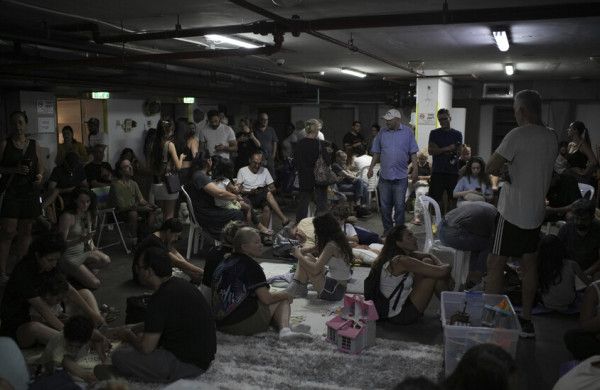 (فيديو) حارس إسرائيلي يمنع فلسطينياً من دخول ملجأ أثناء القصف الإيراني ويدخل امرأة إسرائيلية - الخليج الان