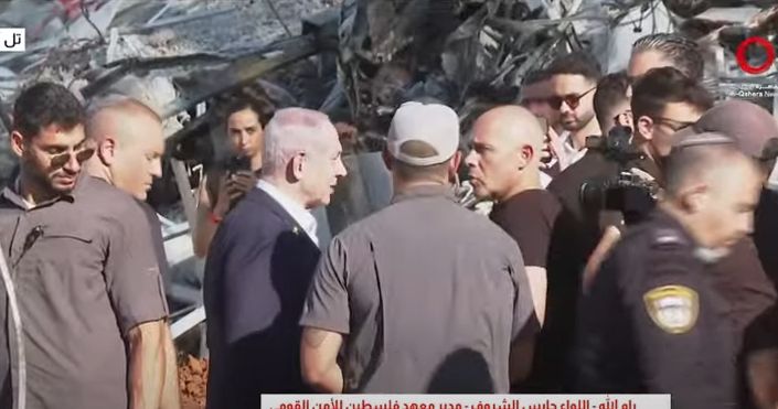 نتنياهو يتفقد آثار الضربات الإيرانية على جنوب تل أبيب - الخليج الان