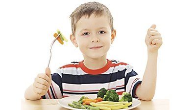 لتعويض السوائل وبناء العضلات.. أفضل الأطعمة للأطفال في فصل الصيف - الخليج الان