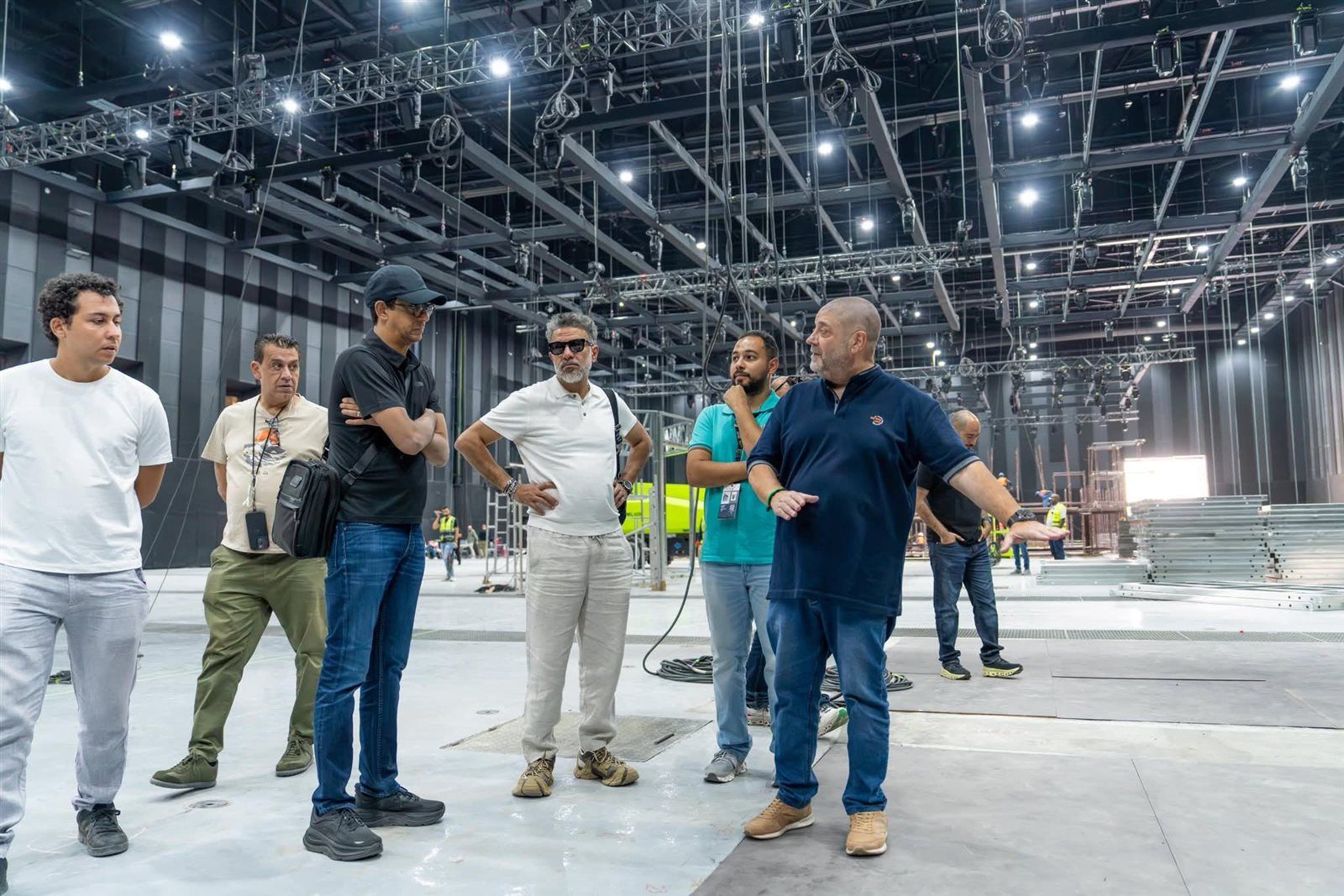 بالصور.. المخرج مروان حامد في استوديوهات الحصن استعدادًا لتصوير فيلم الفيل الأزرق 3 - الخليج الان