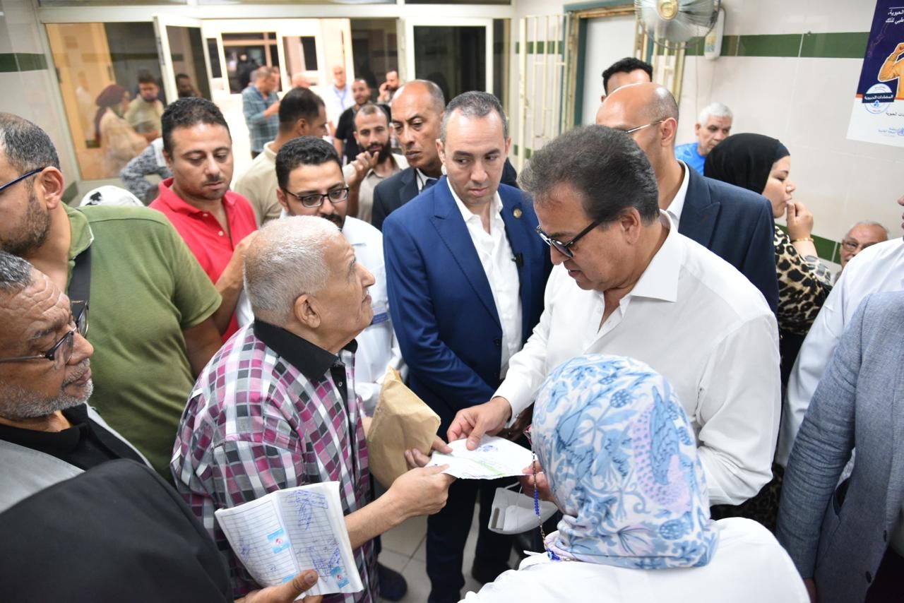 وزير الصحة يتفقد العيادات الخارجية بمستشفى مدينة نصر.. ويوجه باتخاذ عدة إجراءات للتيسير على المرضى وخاصة كبار السن - الخليج الان