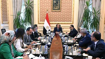 رئيس الوزراء يلتقي اللجنة الاستشارية للاقتصاد الكلي لمتابعة إجراءات للتحوط من تداعيات التصعيد الإقليمي - الخليج الان