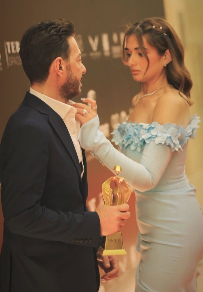 بالصور.. أول ظهور لملك أحمد زاهر برفقة والدها بعد تعافيها من أزمتها الصحية - الخليج الان